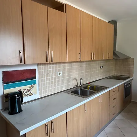 Deny's - With Shared Kitchen & Bathroom *