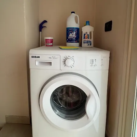 Deny's - With Shared Kitchen & Bathroom *