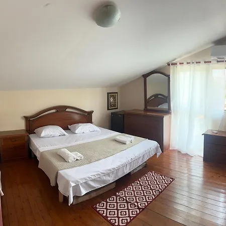 Deny's - With Shared Kitchen & Bathroom