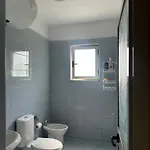 Deny's - With Shared Kitchen & Bathroom Privatunterkunft