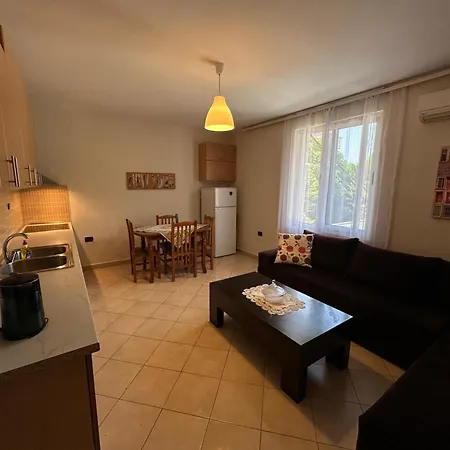 Deny's - With Shared Kitchen & Bathroom *