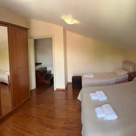 Deny's - With Shared Kitchen & Bathroom