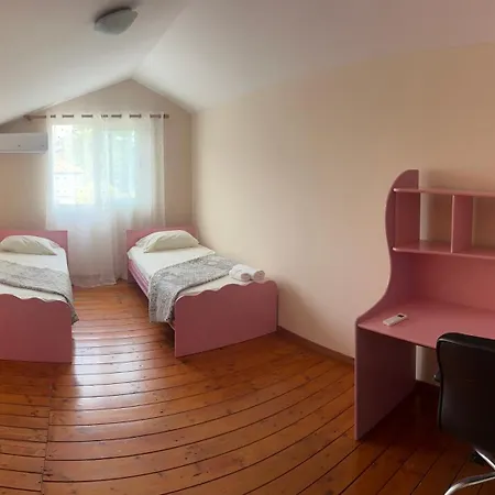 Deny's - With Shared Kitchen & Bathroom * Tirana