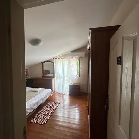 Accommodatie bij particulieren Deny's - With Shared Kitchen & Bathroom Tirana