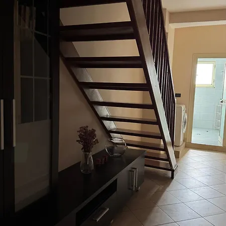 Deny's - With Shared Kitchen & Bathroom Accommodatie bij particulieren Tirana