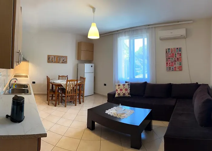 Deny's - With Shared Kitchen & Bathroom * 地拉那