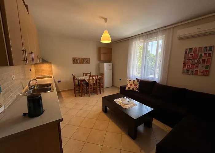 Deny's - With Shared Kitchen & Bathroom *