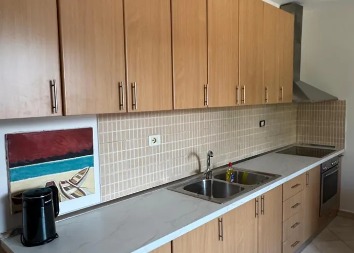 Deny's - With Shared Kitchen & Bathroom *