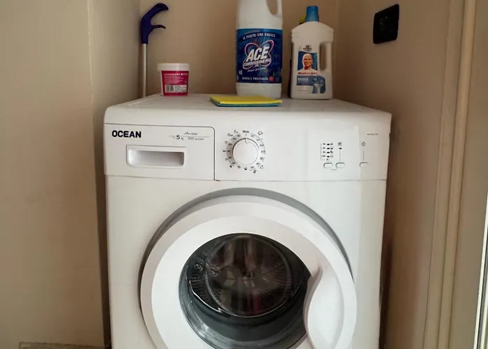 Deny's - With Shared Kitchen & Bathroom *