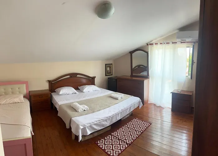 Deny's - With Shared Kitchen & Bathroom